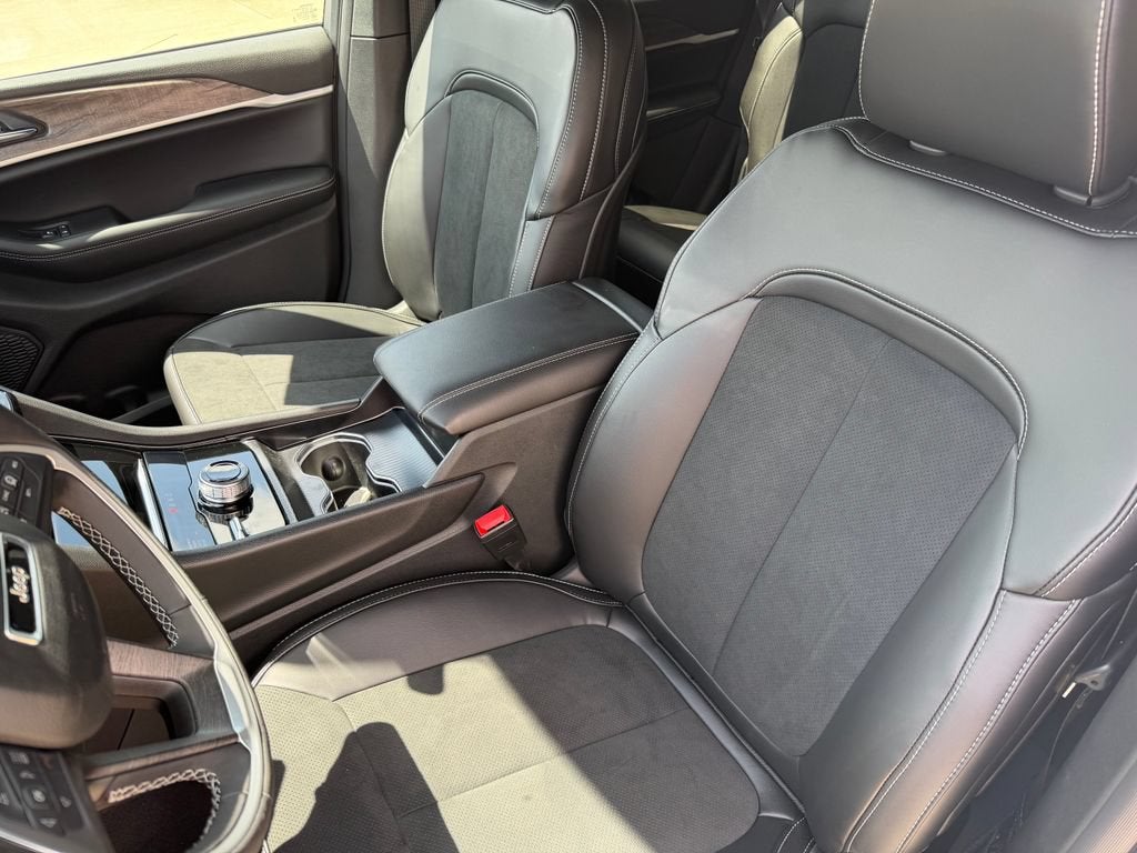 2026 Jeep Grand Cherokee Laredo Altitude
