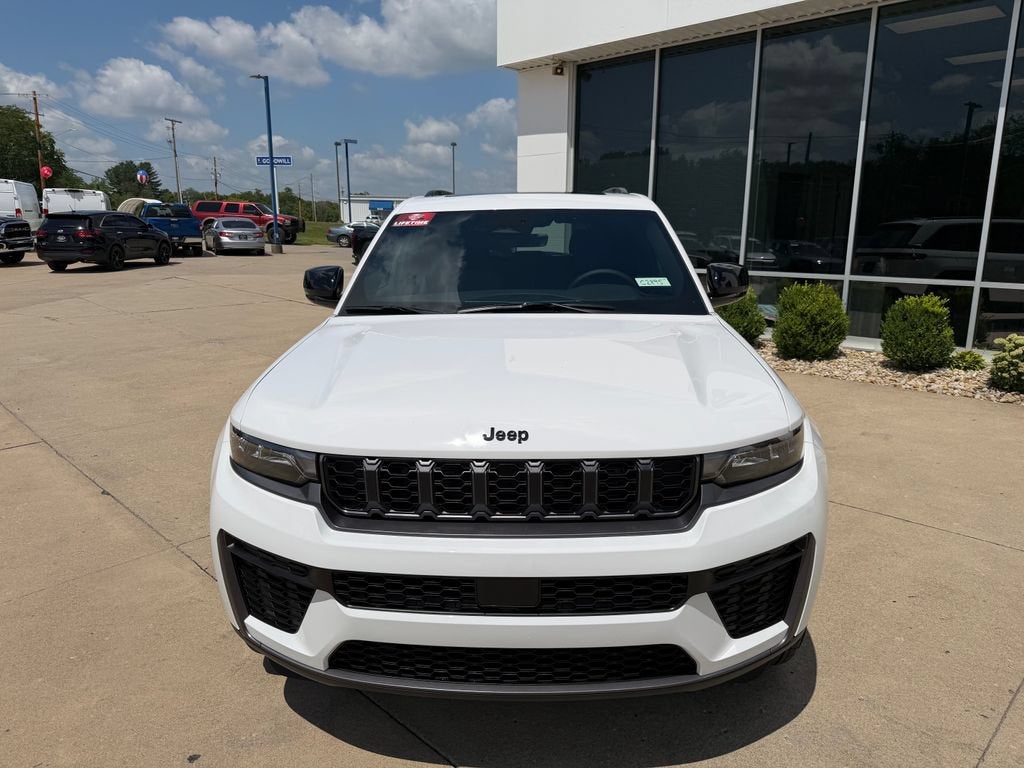 2026 Jeep Grand Cherokee Laredo Altitude