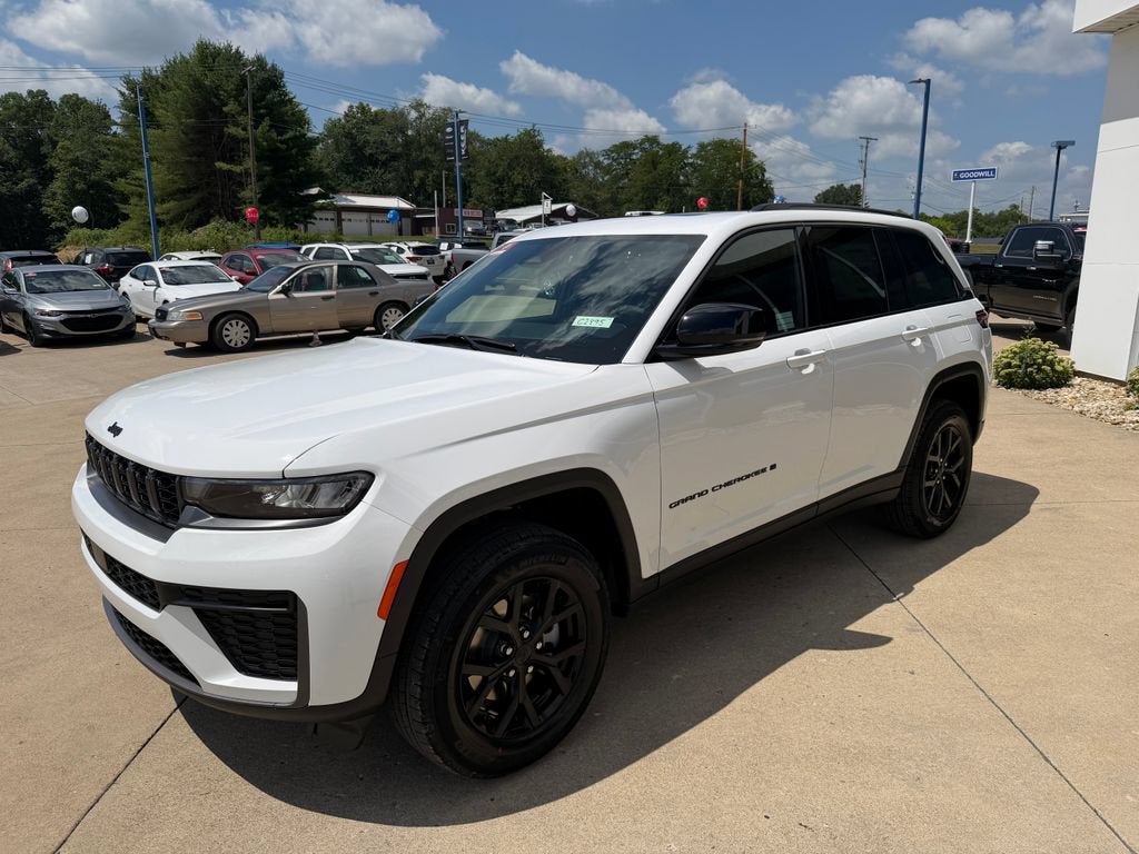 2026 Jeep Grand Cherokee Laredo Altitude