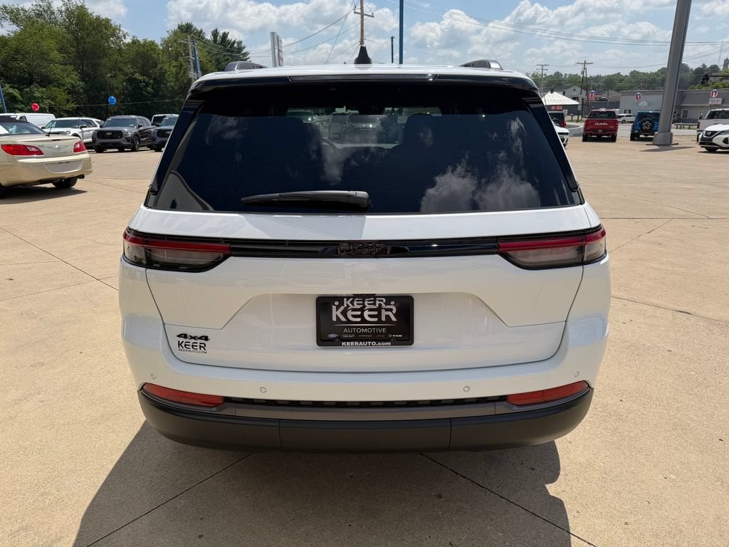2026 Jeep Grand Cherokee Laredo Altitude