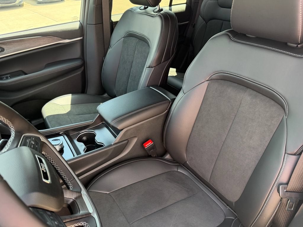 2026 Jeep Grand Cherokee Laredo Altitude