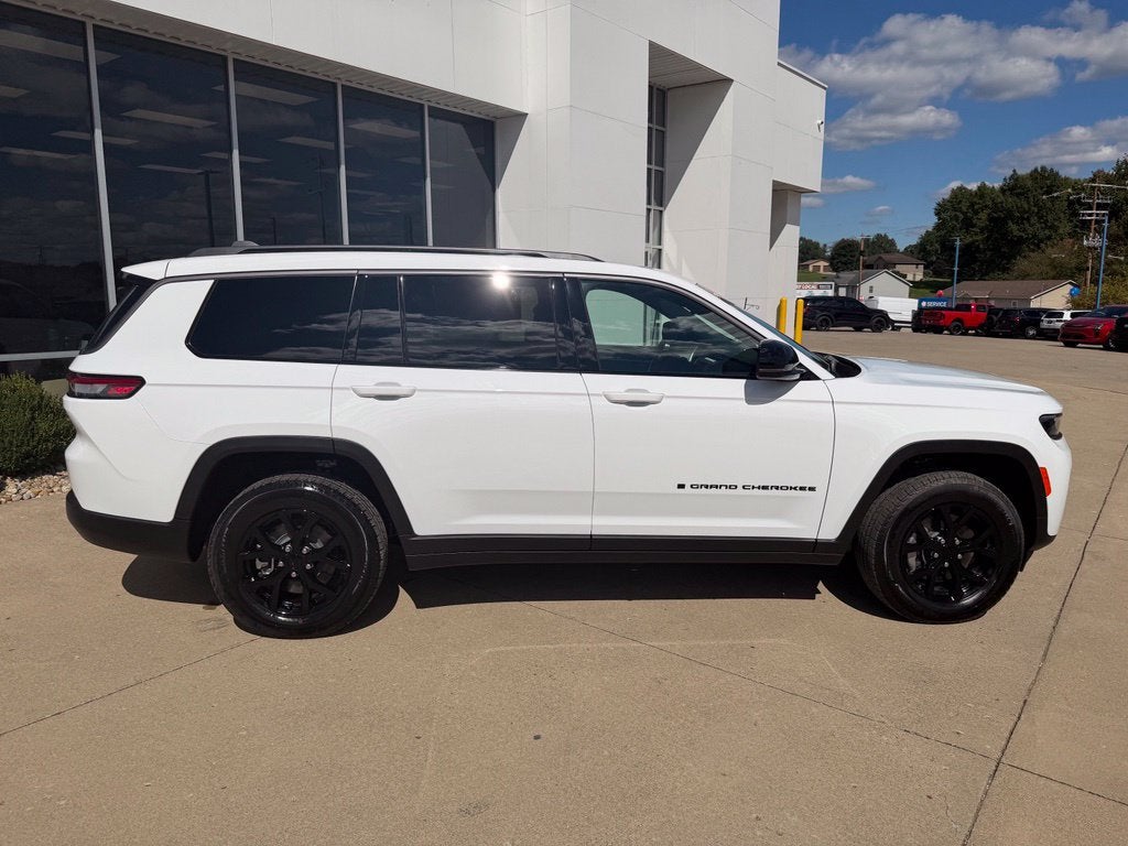 2026 Jeep Grand Cherokee Laredo Altitude