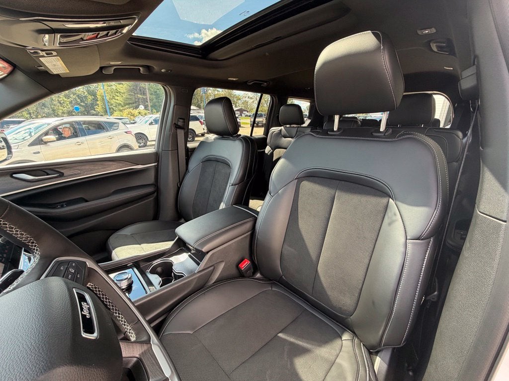 2026 Jeep Grand Cherokee Laredo Altitude