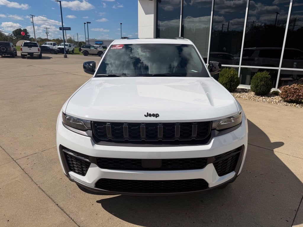 2026 Jeep Grand Cherokee Laredo Altitude