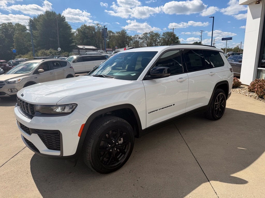 2026 Jeep Grand Cherokee Laredo Altitude