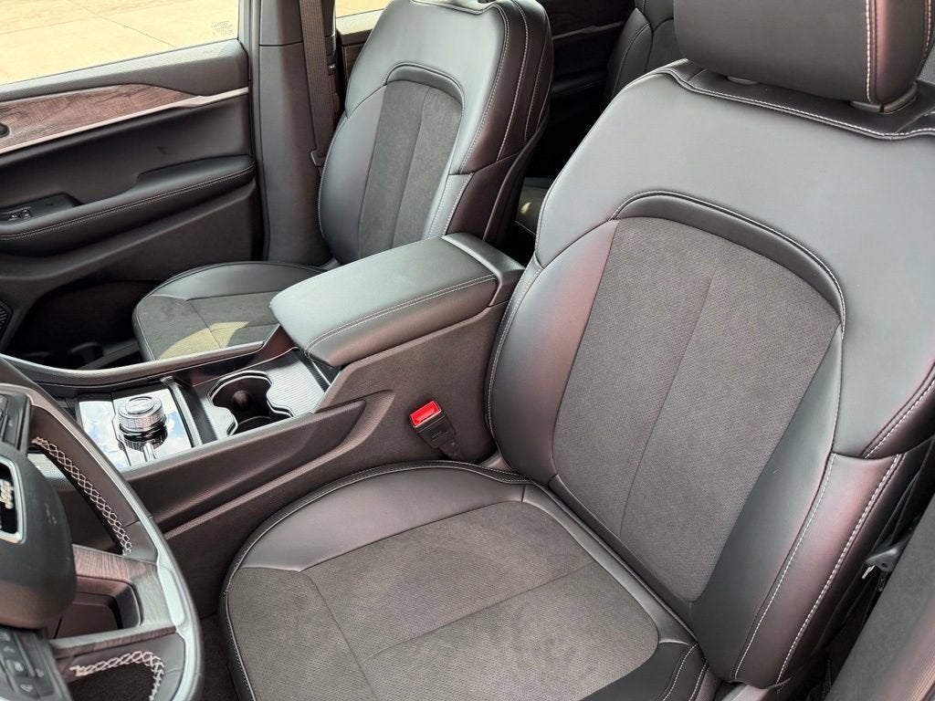 2027 Jeep Grand Cherokee Laredo Altitude