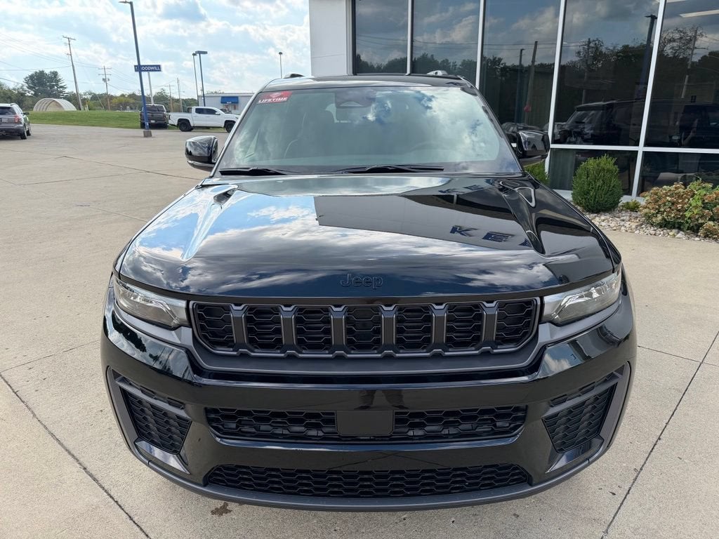 2027 Jeep Grand Cherokee Laredo Altitude