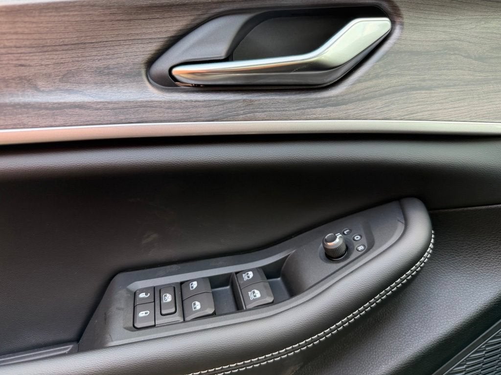 2027 Jeep Grand Cherokee Laredo Altitude