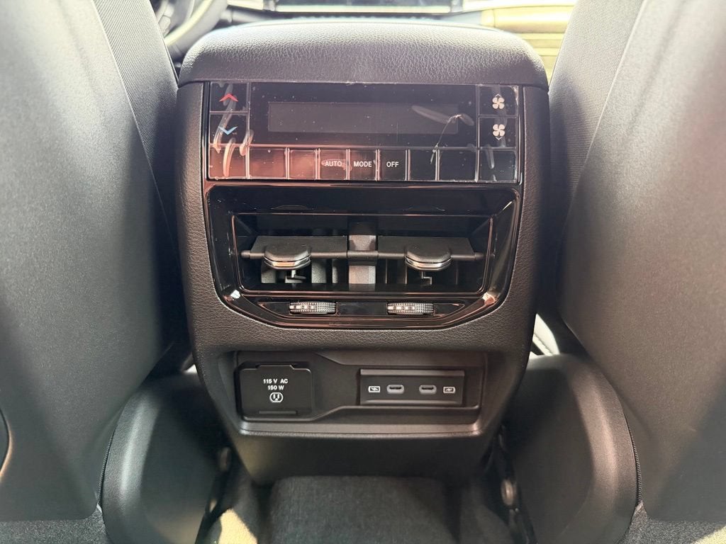 2027 Jeep Grand Cherokee Laredo Altitude