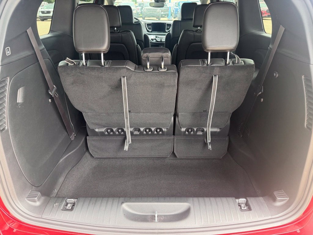 2027 Chrysler Pacifica Select